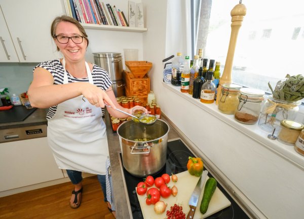 Obst und Gemüse mit kleinen Schönheitsfehlern verwandelt Sylke Pilk in ihrer Küche zu feinen Köstlichkeiten. - © Andreas Zobe