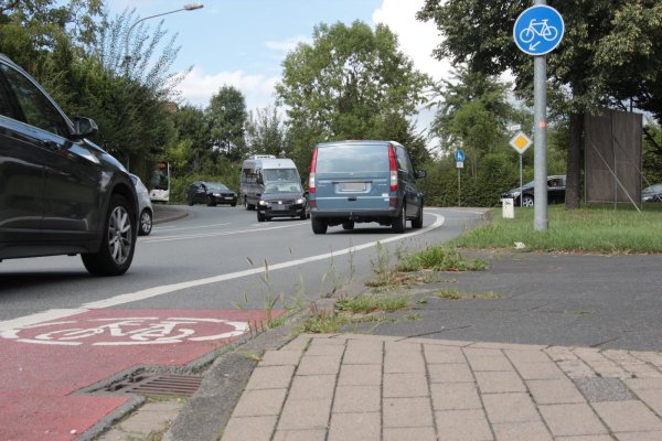 An der Herforder Straße sind bis zur Ecke Gosebrede die Radfahrstreifen bereits rot markiert, doch von der Kruzung bis zur "Leuchte" nicht mehr. Doch eine weitere Einfärbung sei hier nicht notwendig, heißt es. - © Carolin Brokmann(LZ)