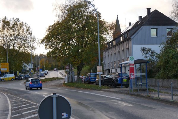 Die „Bleiche“ soll eine neue Ausfahrt zur Externsteiner Straße in Fahrtrichtung Holzhausen-Externsteine erhalten. Die Haltestelle „Friedenseiche“ wird im Zuge der Erneuerung barrierefrei umgebaut. - © Jost Wolf