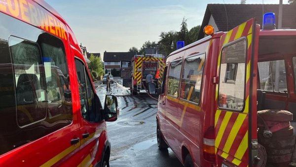 Feuerwehr Bad Salzuflen bei Aufräumarbeiten nach Unwetter. Foto: Feuerwehr Bad Salzuflen - © Feuerwehr Bad Salzuflen