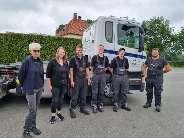 Das Team von HSR-Nutzfahrzeuge in Lage besteht aus (von links) Andrea Hadamitzky (Geschäftsführerin), Malena Hadamitzky (Werkstatt Administration), Dennis Hadamitzky (Werkstattleitung), Luca Schuckmann (Azubi), Olivier Lombard (Geselle) und Waldemar Nikitiuk (Geselle). - © Yannick Sonntag