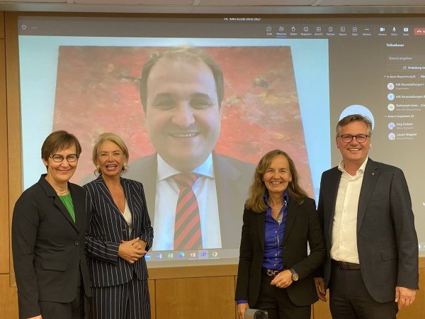 Präsentierten das Projekt "Kein Azubi ohne Digi": Ute Horstkötter-Starke (IHK-Geschäftsführerin Berufliche Bildung), Simone Stein-Lücke (Geschäftsführerin BG 3.000), NRW-Medienminister Nathanael Liminski (online zugeschaltet aus Düsseldorf), Petra Pigerl-Radtke (IHK-Hauptgeschäftsführerin) und IHK-Präsident Jörn Wahl-Schwentker. - © Martin Krause