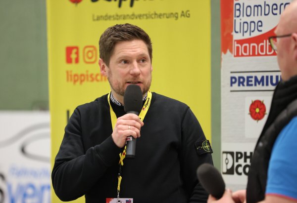 HSG-Geschäftsführer Torben Kietsch am Mikro. - © paul cohen