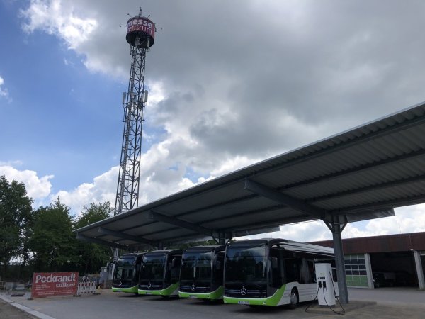 Die damals frisch angelieferten neuen Stadtbusse mit E-Antrieb in ihrem ebenfalls neuen Depot am städtischen Bauhof in Holzhausen. - © Thomas Reineke