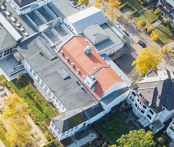 Das Kur- und Stadttheater an der Parkstraße aus der Vogelperspektive. Es ist direkt mit dem oben angrenzenden Kurhaus verbunden. - © Staatsbad Salzuflen