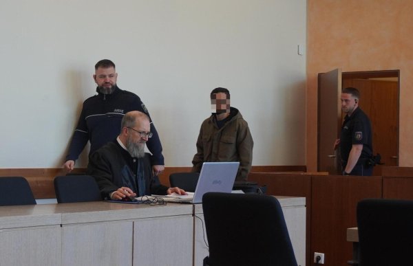 Die Justizbeamten führen den Angeklagten aus der Zelle in den Gerichtssaal. Am dritten Prozesstag trifft der 25-Jährige auf einige Familienmitglieder, die als Zeugen geladen sind. - © Michaela Weiße