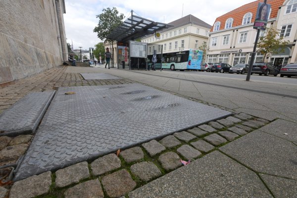 Am Rosental gibt es schon Unterflur-Müllbehälter. Äußerlich sind sie nur durch eine Metallplatte im Boden zu erkennen. Foto: Jost Wolf - © Jost Wolf