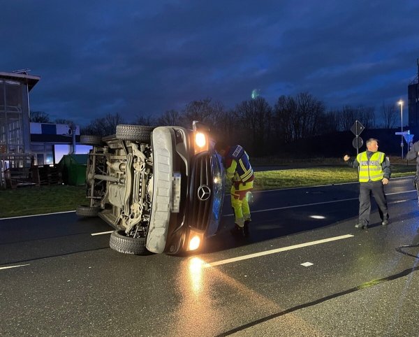 Der Mercedes liegt nach dem Unfall auf der Leopoldshöher Straße auf der Seite. - © Daniel Hobein/Freiwillige Feuerwehr Bad Salzuflen