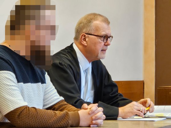Rechtsanwalt Johannes Salmen aus Lage (rechts) sitzt an der Seite seines Mandanten (32) in Saal 165. In diesem Fall musste der Verteidiger einiges an Überzeugungsarbeit leisten. - © Janet König