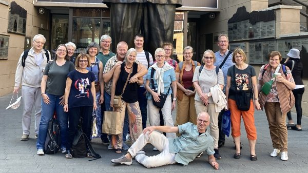Vor der Statue Nelson Mandelas in Johannesburg: die Reisegruppe aus
Lippe. - © Lippische Landeskirche