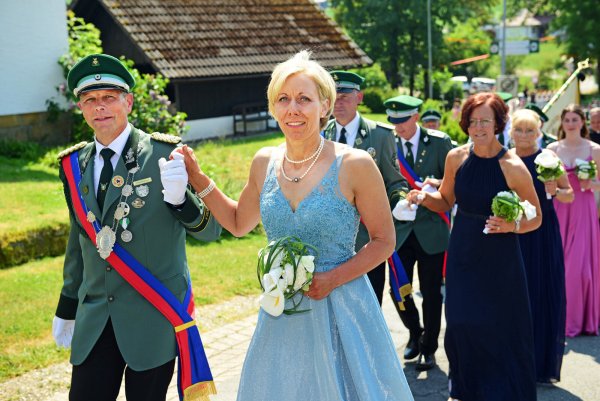 Das Königspaar Bernd und Sylvia Stumpenhagen führt den Festumzug an. - © Nicole Ellerbrake