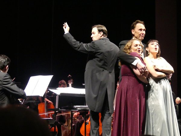 Die Fledermaus von Johann Strauß: Orchesterleiter Claudio Novati (links) dirigiert während Christin Stanowsky, Andreas Jören und Marianna Nomikou (von links) ihre Stimmgewalt beweisen. - © Rudi Rudolph