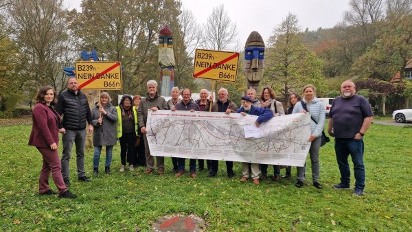 Die Landtagsabgeordneten Julia Eisentraut (links) und Martin Metz (Zweiter von links) haben sich im Umweltzentrum Heerser Mühle mit der Bürgerinitiative „B239n – Nein Danke!“, dem Trägerverein des Umweltzentrums Heerser Mühle, Vertretern des Nabu, des BUND und der kommunalen Politik sowie engagierten Bürgern über den geplanten Bau der B239n informiert. - © Bildrechte: Julia Eisentraut