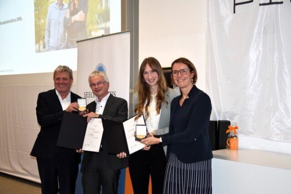 THR-Präsident Professor Heinrich Köster (von links), Professor Guido Falkemeier und Leonie Hans (beide TH OWL) sowie THR-Vizepräsidentin Professorin Stephanie Kapitza bei der Verleihung der Hugo-Laue-Medaille. - © Fotorechte: TH OWL