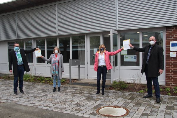 Markus Baier, Susanne Weishaupt, Doris Hagemann und Konstantin Plümer (von links) stehen vor dem Dorfbegegnungszentrum in Hörstmar. Der sich darin befindende Gesundheitskiosk hat nun den Zuwendungsbescheid erhalten. - © Nadine Uphoff