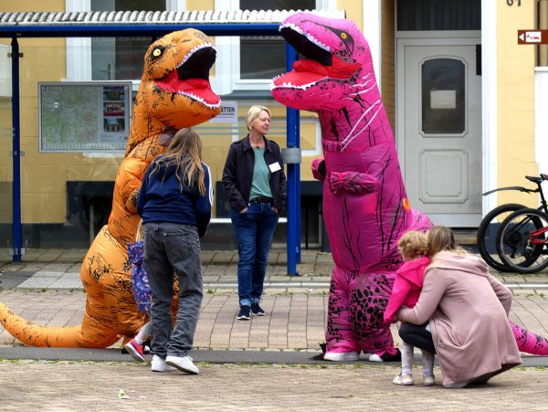Die beiden Dinos sind ständig auf der Festmeile unterwegs. - © Rudi Rudolph