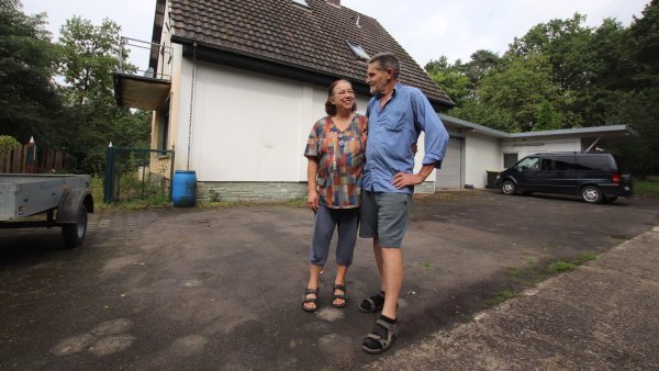 Ihr Haus in Liemke haben Angelika und Norbert Tönsfeuerborn verkauft. In Bulgarien wollen sie ein neues Leben beginnen. - © Sigurd Gringel