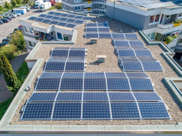 Viele Dachflächen bieten sich für Photovoltaik an. Symbolfoto: Pixabay - © Katrin Kantelberg(LZ)