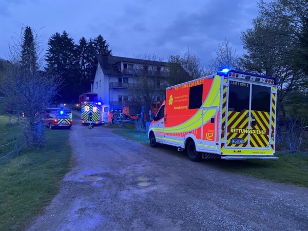 Feuerwehr und Rettungsdienst sind im Einsatz, nachdem sich Gase in einem Haus verbreitet haben. - © Feuerwehr Dörentrup