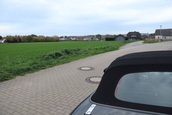 Auf dem Gelände in Schuckenbaum zwischen Felix-Fechenbach-Straße und Herforder Straße (hier von der Straße Auf der Helle aus gesehen) soll ein neues Wohngebiet entstehen. Dafür wurde nun für mögliche Investoren ein Vorgabenkonzept erarbeitet, das jetzt in einem ersten Schritt am Markt getestet werden soll. Foto: Birgit Guhlke - © Birgit Guhlke