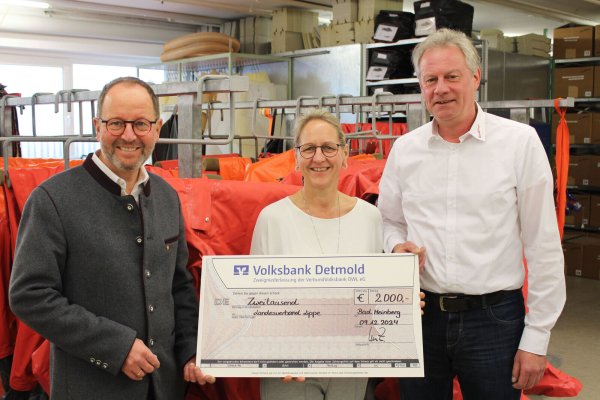 Verbandsvorsteher Jörg Düning-Gast (von links), Diana Vorndamme und Alexander
Vorndamme-Zentarra freuen sich über die Spende. - © ISOTEMP