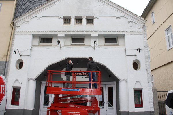 Die Flohkiste in der Detmolder Innenstadt muss schließen. Mit einer Hebebühne entfernt Volker Pannenbecker mit seinem Team die letzten Hinweise auf die Filmwelt Detmold von der Fassade. - © Philipp Kersten