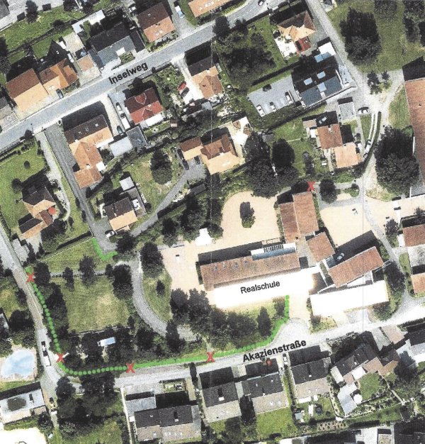 Die Verwaltung schlägt eine Hecke (grün gestrichelte Linie) als Abgrenzung des Schulgeländes vor. An den Stellen mit dem roten Kreuz sollen Tore angebracht werden. - © Gemeinde Augustdorf