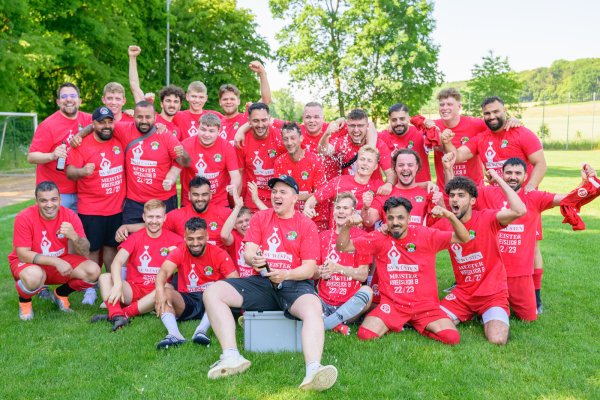 Der SV Wüsten feiert den Aufstieg in die Kreisliga A Lemgo. - © Egon Penner