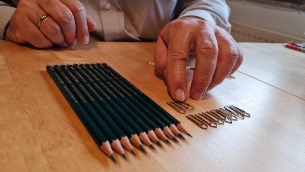 Ein Ordnungswahn oder Putzfimmel kann das Ventil für eine Zwangsstörung sein. Die Betroffenen gewinnen mit diesen zwanghaften Handlungen das Gefühl, die Kontrolle zu behalten oder haben die Vorstellung, Schlimmes zu verhindern, wenn sie sich an ihre selbstgesetzten Regeln halten, - © Marianne Schwarzer