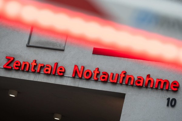 Immer wieder beklagen Mediziner, dass Patienten auch ohne medizinische Notfälle in Notaufnahmen kommen. - © Christophe Gateau/dpa