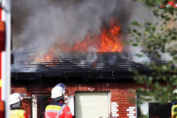 Die Einsatzkräfte waren insgesamt sechs Stunden mit den Löscharbeiten beschäftigt. - © Alex Lehn