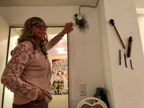 Margret Jöris zeigt auf eine der Stellen, an denen der Blitz im Keller ausgetreten ist. Glücklicherweise handelte es sich um einen „kalten" Blitzeinschlag, so dass kein Feuer ausbrach. - © Sven Kienscherf