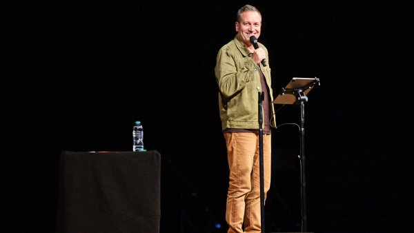 Unaufgeregter Vortrag, kontroverse Inhalte: Mit dieser Kombination begeistert Dieter Nuhr auch sein Publikum in Lemgo. - © Nicole Ellerbrake