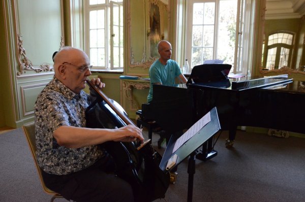 Peter Ulrich Heuer (vorne) ist froh, dass er als Cellist in Stephan Otters einen lang gesuchten Lehrer gefunden hat, der ihn einfühlsam am Klavier begleitet. - © Georg Kälble