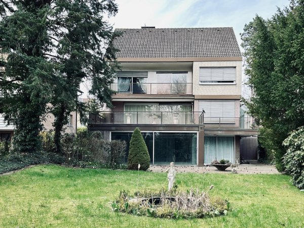 Hinter der Glasfront im Erdgeschoss verbirgt sich der Pool. - © Stefan Becker