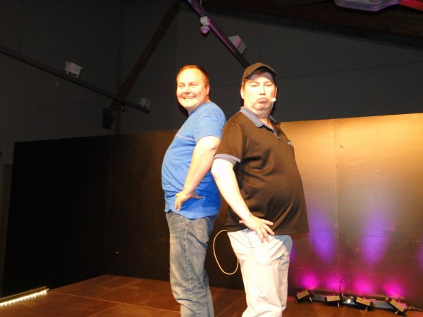 Sascha Korfs Standup Comedy lebt von Improvisation und Interaktion mit dem Publikum. Im Ziegeleimuseum sucht er sich im Publikum den Software-Entwickler Daniel (links) als Spielpartner aus, der den Spaß auf der Bühne gekonnt mitmacht. Spontan: Da ist nichts vorher abgesprochen. (Foto: Hajo Gärtner) - © Hajo Gärtner