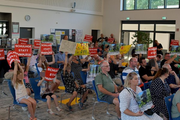 Viele Lipperreiher Bürger sind in die Sitzung des Bauausschusses gekommen, um zum Teil lautstark gegen das Projekt „Wohnen an der Schulstraße“ zu demonstrieren. Foto: Gunter Held - © Gunter Held