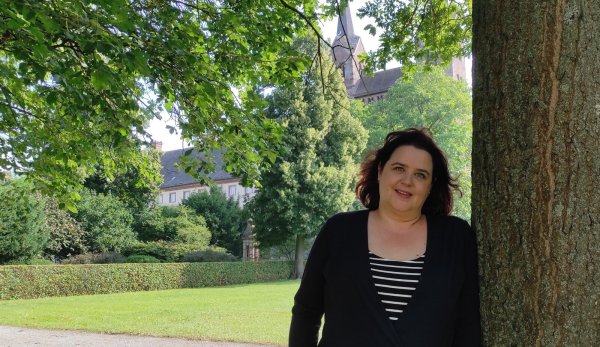 Tanja Kuffner, FDP-Bundestagskandidatin, steht am Welterbe Corvey. Die 48-Jährige besucht das Schloss an der Weser gern – auch, um dort spazieren zu gehen. - © Svenja Ludwig