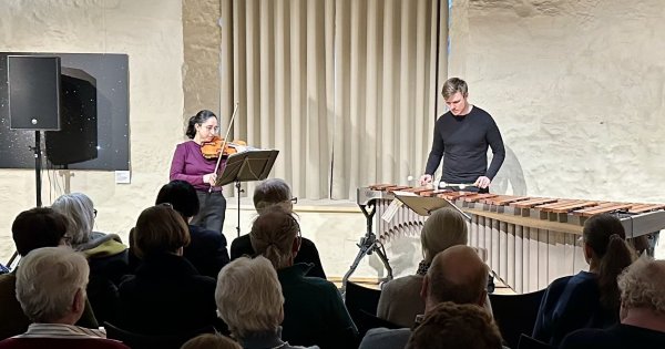 Stephanie Celis und Felix Ernst vom Symphonischen Orchester des Landestheaters Detmold begeisterten im Schloss Brake. - © WRM