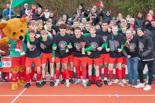 Kreispokalsieger 2024: Die B-Jugend des Blomberger SV siegte im Finale souverän mit 7:1 gegen den Post TSV Detmold. Den Pokal gewannen: Timo Jakubik, Anastasios Maleskos, Grigori Minasian, Bo Rautenberg, Johannes Eiken, Jasper Hausmann, Noah Richard Cheikh Moussa, Marlon Vermeulen, Tristan Per Fleischer, Gian Luca Brinkmann, Ben Neubacher, Maximilian Maskus, Jonathan Hagemeier, Maximilian Massold und Silas Jobstmeier. Trainiert wird der Pokalsieger von Rafael Maaßen. - © Egon Penner