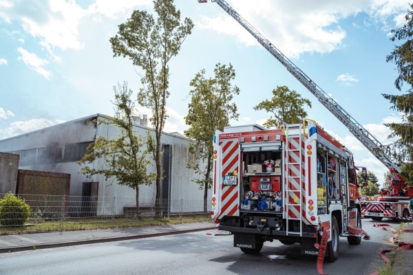 Großeinsatz in Lieme. Es brennt in einer Industriehalle. - © Freitag TV