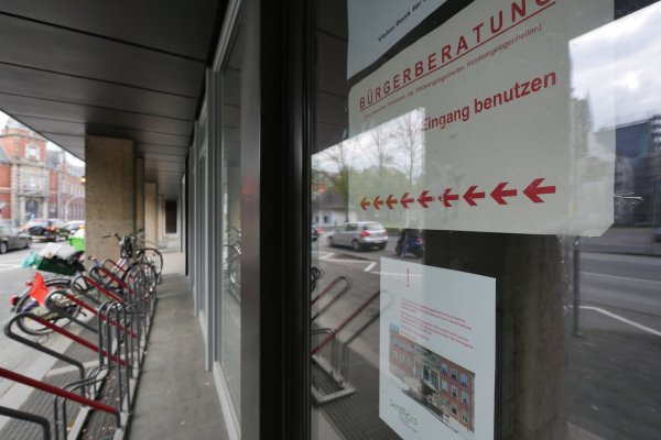 An den Türen der verschlossenen Bürgerberatung informiert ein allgemeiner Hinweis mit einem Foto des Rathauses die Besucher darüber, dass der Zutritt zu diesem Verwaltungsgebäude eingeschränkt ist. - © Jost Wolf