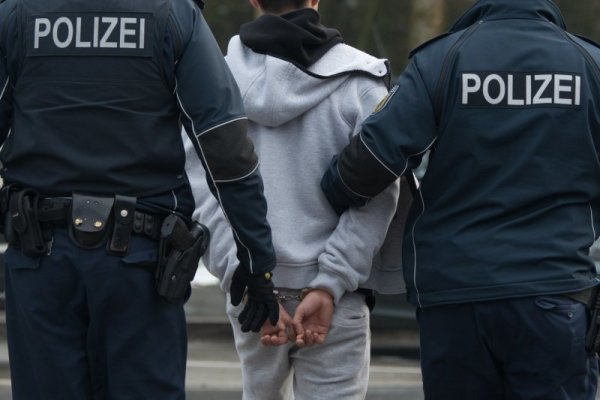 Der junge Mann wehrte sich heftig gegen die Beamten. - © Symbolbild: dpa