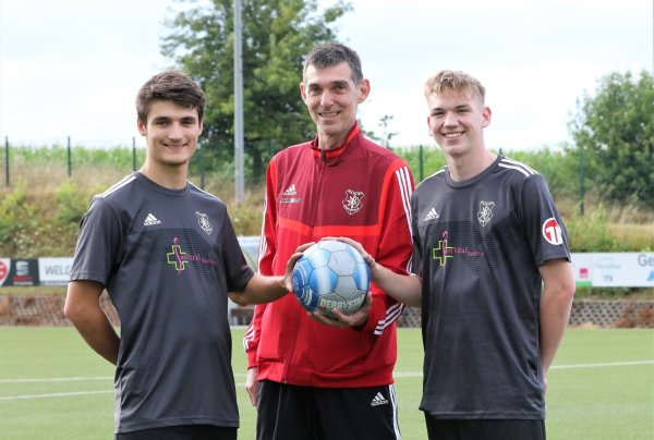 Gerrit Justin Gröne (von links), Trainer Thorsten Schmiech und Marcel Ostermann sind neuerdings für den Bezirksligisten RSV Barntrup am Ball. - © Oliver König