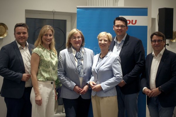 Die drei CDU-Kreisvorsitzenden Lars Brakhage (Lippe), Joachim Ebmeyer (Herford) und Oliver Vogt (Minden-Lübbecke) mit den drei Bewerberinnen Verena Mertens (v. l.), Angelika Westerwelle und Anne Deter. - © Felix Eisele