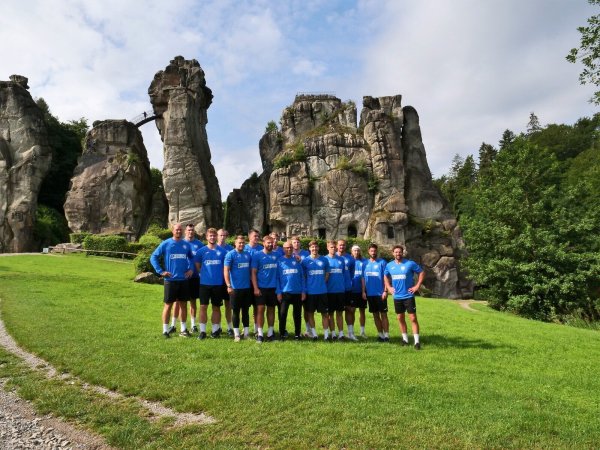 Zwei lippische Wahrzeichen: Handball-Pokalsieger TBV Lemgo Lippe vor den Externsteinen. - © Jörg Hagemann