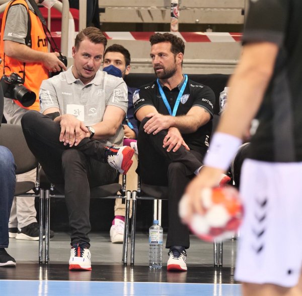 Kiels Filip Jicha (links) und Lemgos Florian Kehrmann haben sich immer etwas zu erzählen. - © Jörg Hagemann