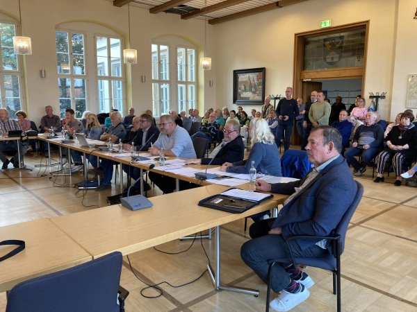 So voll ist der Rathaussaal in Horn selten: Mehrere Bürger nutzten bei der Ratssitzung die Gelegenheit, Kritik in Sachen Badehaus zu äußern. - © Cordula Gröne