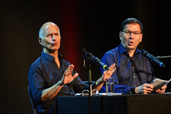 Begeistern in der Stadthalle Detmold: Christoph Maria Herbst (links) und Moritz Netenjakob. - © Nicole Ellerbrake