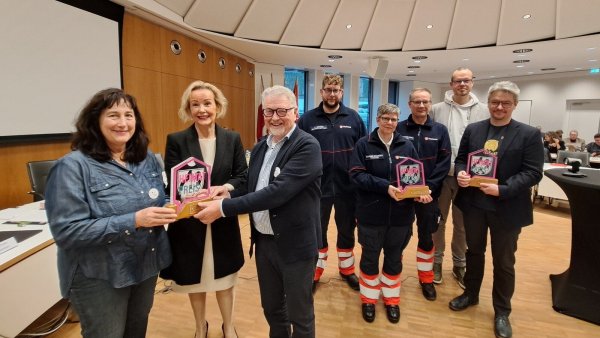 Über den Heimatpreis freuen sich (von links) Sigrid Pöppelmann-Terwey, Gudrun Kopp und Manfred Brennecke (alle Aktiv-Gruppe-Hörste), Thorsten Leising, Nadine Brandes und Vincent Mark Roll (Malteser Wärmebus) sowie Dominik Remmert und Dominik Seidel (Spielekünstla). - © Carolin Brokmann-Förster